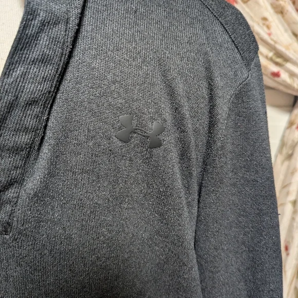 Women's Under Armour pullover top - Picture 3 of 6